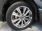タイヤサイズは235/50R18。純正アルミホイール付き!