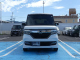 2トーンカラー。LEDヘッドライト装着車なので、夜間走行も明るく安全な走行をサポートいたします