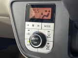 【オートエアコン】一度お好みの温度に設定すれば、車内の温度を検知し風量や温度を自動で調整。暑い&hellip;寒い&hellip;と何度もスイッチ操作をする必要はありません。快適な車内空間には必須の機能ですね♪