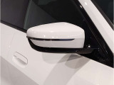 【BMWミラー】視認性の高いスタイリッシュなミラー。自動防眩機能も付いており夜間のドライビングをサポートします。