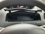 運転席側にも収納スペースがございます。