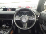 シンプルなハンドルで運転に集中できます。