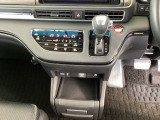 足元スッキリ、インパネシフトです。パーキングブレーキは電子制御パーキングブレーキタイプなので、運転席と助手席の間がスッキリしています。
