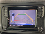 ギアをリバースに入れると車両後方の映像を映し出します。画面にはガイドラインが表示され、車庫入れや縦列駐車などの際に安全確認をサポートします。