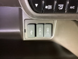 スマートフォンなどの充電に便利なUSBジャック。運転席からも助手席からも使いやすいです。