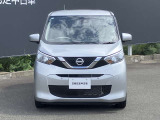 フロントガラスの上部には衝突軽減ブレーキの装置も付いており、より安全に運転を楽しんでいただくことができます。
