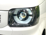 【LEDヘッドライト】悪天候や夜間走行時も良好な視界を確保し安心して運転できる高輝度LEDヘッドライトを装備!点灯速度が早く、消費電力も抑えられています。