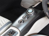 車内中央のカーボンセンターコンソール。スポーティーな印象を持たせてくれます