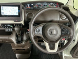 【ハンドル】運転にかかわる様々な操作を安全に行えるように視点移動が少なく操作性に配慮されたスイッチ類が凝縮されたコックピットです。