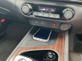 ワイヤレス充電器を装着!Qi(チー)規格対応のスマートフォンを充電できます。センターコンソールにあります。