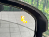 【ブラインドスポットインフォメーション】走行中、ドアミラーの死角になりやすい箇所に後続車が接近するとサイドミラー付近に警告を表示、ドライバーに注意喚起をしてくれます。