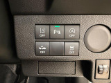 【車線逸脱警報機能】ブザー音とメーター表示で車線からのはみ出しを警報します。元の車線に戻す機能ではないため、警報後はご自身でステアリングを操作して下さい。