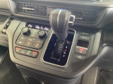 CVT車のセレクトレバーです。低速から高速まで、変速ショックのないスムーズな走りを実現するとともに、エンジン効率のよい領域を維持することで燃費にも貢献します。