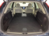 ラゲッジルームはお買い物やレジャーなど、様々なシーンに幅広く対応可能なゆとりある大容量スペースを確保しています。リヤシートを倒せばさらに使い勝手が広がります!