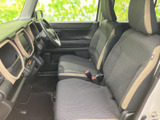 シンプルで使いやすい操作系が、運転をサポート。シートの形状も工夫されており、長時間のドライブでも疲れにくいでしょう。快適な運転空間をぜひ体験してください。