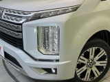 【LEDヘッドライト】悪天候や夜間走行時も良好な視界を確保し安心して運転できる高輝度LEDヘッドライトを装備!点灯速度が早く、消費電力も抑えられています。