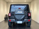 後方から見ると特徴のあるテールランプシンプルにjeepエンブレムが付いてきます。