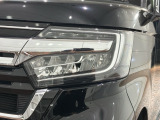 LEDヘッドライトは、点灯の瞬間から最大光量を発揮し、突然暗くなるトンネルなどでの安定感を高めます。