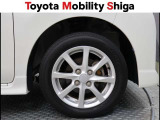 シンプルなデザインの純正アルミホイールです。落ち着いたデザインですので車体と一体感があります。