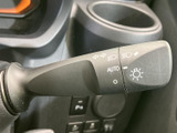 操作しやすい位置に配置されたウインカーレバー。スムーズな操作で、安全な車線変更をサポートします。周囲への意思表示も確実に行えます。