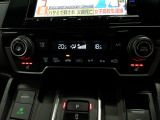 オートエアコンは左右席で独立温度コントロールが可能です。シートヒーター付きで、冷えた車内でもスイッチを押せば数秒で座面と背もたれがあたたかくなります。