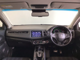 運転席は、大きな座面と包み込むような背もたれがドライバーの身体全体をしっかり支えます。上質なシート素材と座り心地のよいクッションを採用し、長時間の運転やコーナーの多い道も快適です