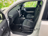 ドライバーを包み込むようなシートが、快適な運転をサポート。操作しやすい配置で、スムーズなドライビングを実現します。