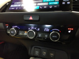 オートエアコンタイプなので細かい操作なしで快適温度に調整してくれます。シートヒーター付きで、冷えた車内でもスイッチを押せば数秒で座面と背もたれがあたたかくなります。
