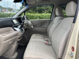 機能的なスイッチ類が配置された運転席。操作性にも優れており、スムーズなドライビングをサポートします。
