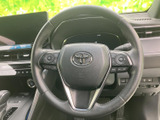 握りやすいステアリングは、運転操作を快適にします。オーディオや通話機能など、便利なスイッチも搭載されています。