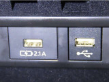 USB端子と充電用USB端子を装備しております。
