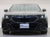 【キドニーグリル】BMWの代名詞。一目見ただけでBMWであると認識できる確固たるアイコンとして存在感を放ちます。