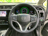 握りやすいステアリングは、運転操作をよりスムーズにします。快適なドライビングポジションを実現し、長距離運転でも疲れにくい設計です。