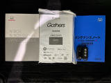 スマートキーは鍵をバッグに入れたままでもドアロックの開閉やエンジンのON・OFFができます。夜間や雨の日も鍵を探さなくて良いので便利です。