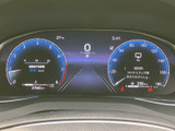 見やすいデザインのメーターパネルにより、運転に集中できます。各種情報を一目で確認可能です。
