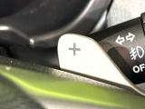 【パドルシフト】ハンドルから手を離さずに素早くシフトアップ&ダウンができるので、エンジンブレーキを使う下り坂や高速道路の合流で加速したい場面で役立ちます。