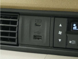 ◆USB接続端子◆スマホやiPodなどを接続して、いつもの音楽を車内でもお楽しみいただけます♪