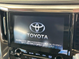 【9型メーカー純正ナビ】インテリアに溶け込むスタイリッシュな「専用設計」メーカーナビを装備♪視認性や操作性など基本性能にも優れ、より上質なカーライフをお楽しみいただけます。