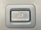 【パワーバックドア】スマートキーや運転席のボタンを押すだけでリアゲートが自動で開閉します!荷物を持っている時や、高い位置にあるバックドアを閉める際に便利な機能です♪