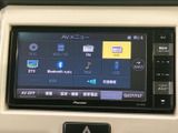 様々な音源に対応し、高音質で音楽を楽しめます。お好みの音楽を車内で快適に堪能できる環境です。
