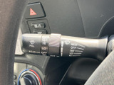 雨天時や視界不良時でも、すっきりとした視界を確保できるワイパーレバー。運転の安全性を高めます。