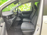 運転席からの視界は広く、運転操作もスムーズに行えます。快適な運転環境が、安全なドライブをサポートします。