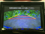 駐車時の安全性を高めるバックモニター。ガイドライン表示で、狭い場所でも安心して駐車操作を行えます。後方確認をサポートし、安全運転に貢献します。