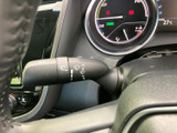 雨天時の視界を確保し、安全な運転をサポート。操作も簡単で、すぐにワイパーを作動させられます。雨の日も安心です。