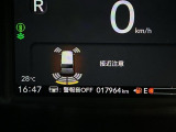 パーキングセンサーシステムは走行中に障害物が迫ると音と表示でお知らせ、低速走行時時の安心感を高めます