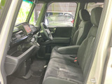 運転しやすい運転席周り。操作性にも優れ、快適なドライブをサポートします。上質な素材使いも魅力です。