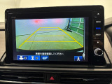 後退時に車両の後ろ側をモニター画面に表示します。車庫入れが苦手な人もこれで安心♪