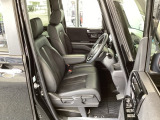 フロント広々、ベンチシートの運転席は、ハイトアジャスターが付いているので、快適にドライブができます。ハンドルはチルトステアリングで、ハンドル位置を上下に調節できます。