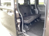 スライドドアなら狭い駐車場でもドアをぶつける心配がありません。ステップが低く乗り降りもしやすいです。