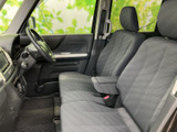 運転席からの視界は広く、運転操作もスムーズに行えます。快適なドライビングをサポートする空間です。機能性も充実しています。
